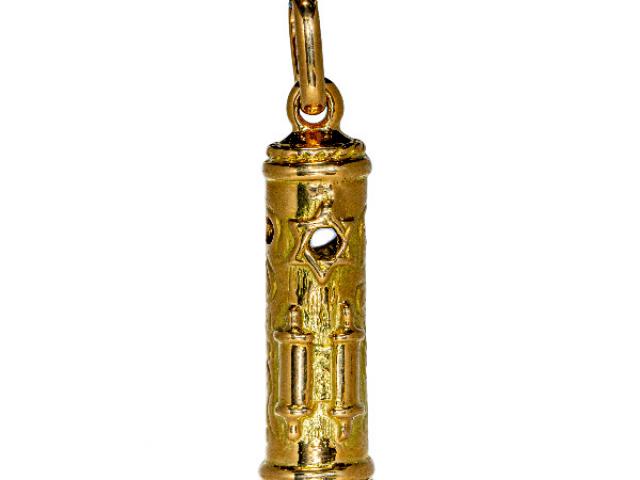 Pendentif mezouzah en or 18 carats pesant 5,25 grammes avec motifs religieux