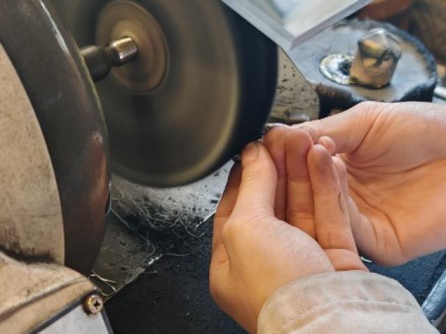 Réparation de bijoux, polissage de bijoux en atelier de bijoux