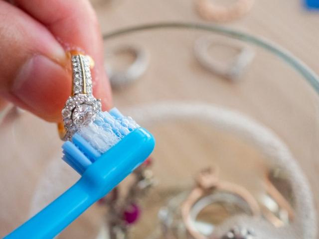 Comment nettoyer ses bijoux sans les abîmer ? Les conseils de chez Or-Gemmes à Paris